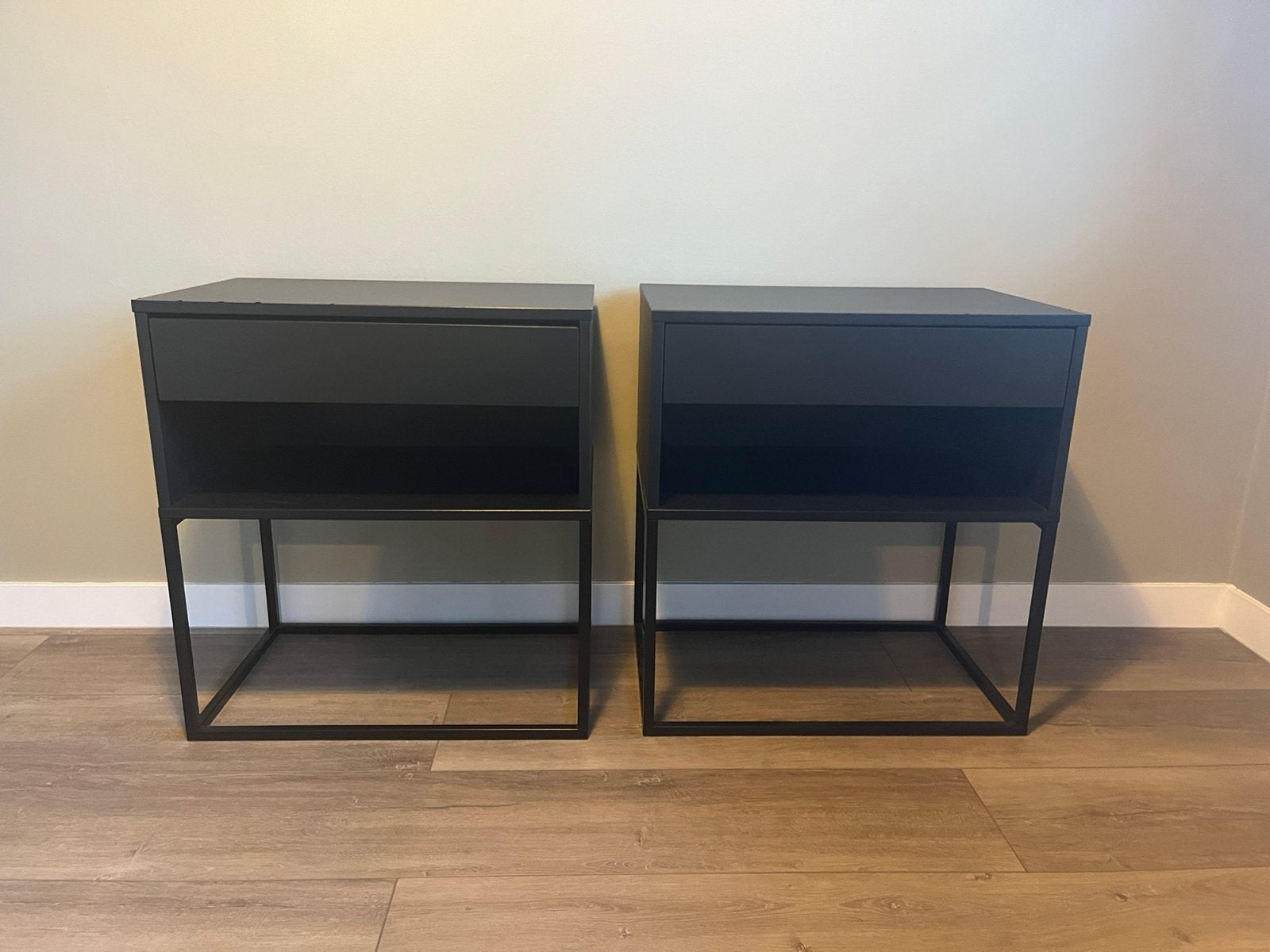 IKEA Vikhammer Nachtkastjes - Set van 2 - 40 ps, Ophalen, Metaal of Aluminium, Zo goed als nieuw, 45 tot 65 cm