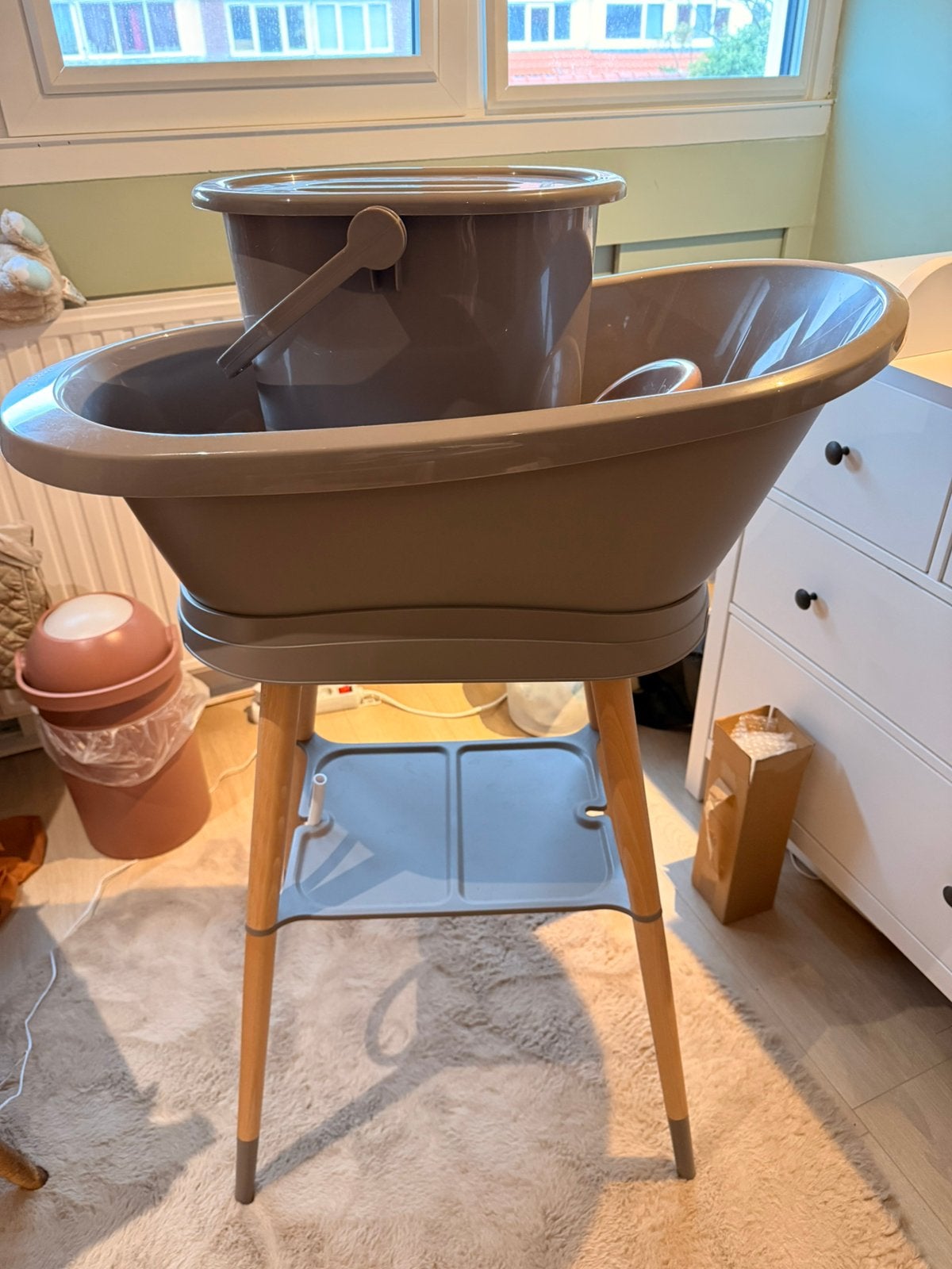 Bébé-jou baby bad met standaard en accessoires, Kinderen en Baby's, Ophalen, Zo goed als nieuw, Badje, Bébé-jou