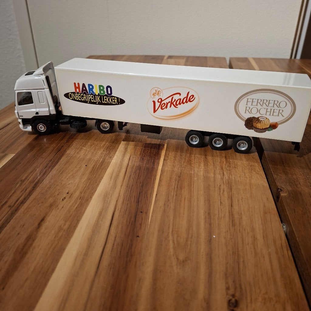 DAF  met Haribo, Verkade, Ferrero Rocher trailer/Div DAF,S., Ophalen of Verzenden, Zo goed als nieuw, Bus of Vrachtwagen, Lion Toys