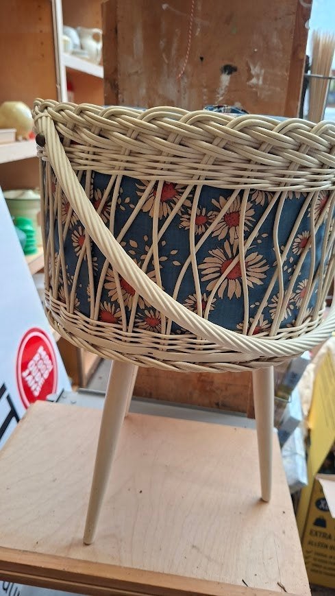 Vintage rieten handwerk naaikistje op poten met blauwe stof, Hobby en Vrije tijd, Naaien en Fournituren, Ophalen, Gebruikt, Overige typen