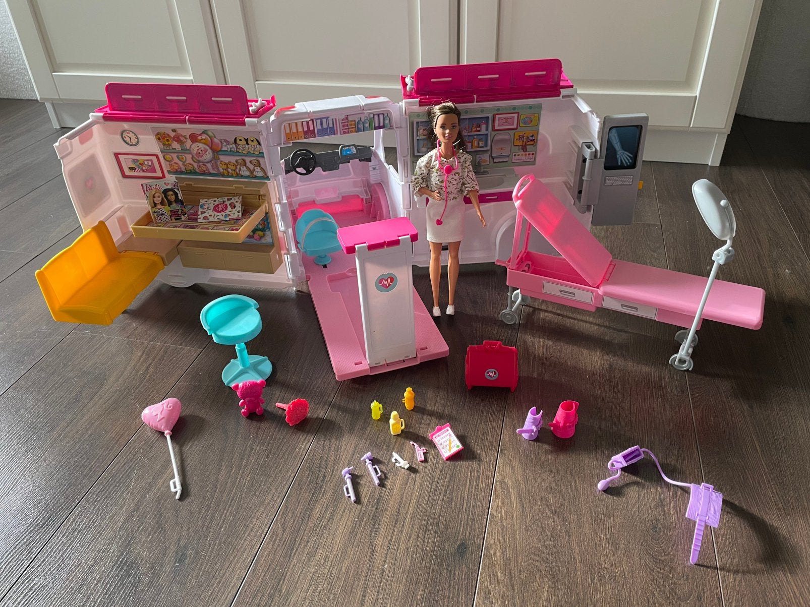 Barbie ambulance incl geluid en overige voertuigen, Ophalen of Verzenden, Zo goed als nieuw, Poppenhuis