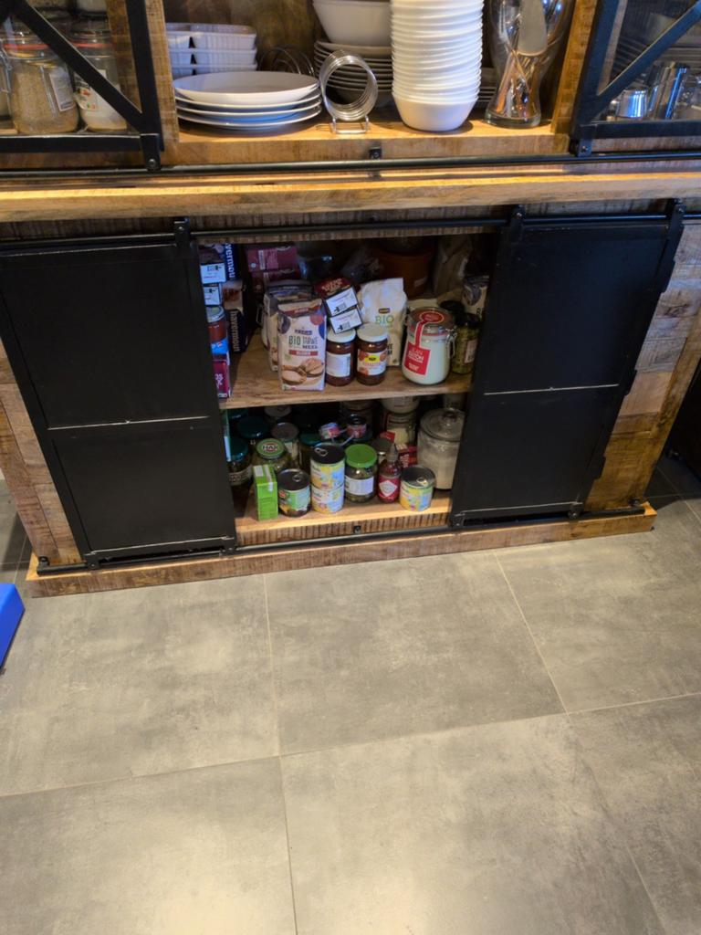 Robuuste Mangohouten Kast met Glazen Schuifdeuren, Ophalen, 150 tot 200 cm, 25 tot 50 cm, Glas