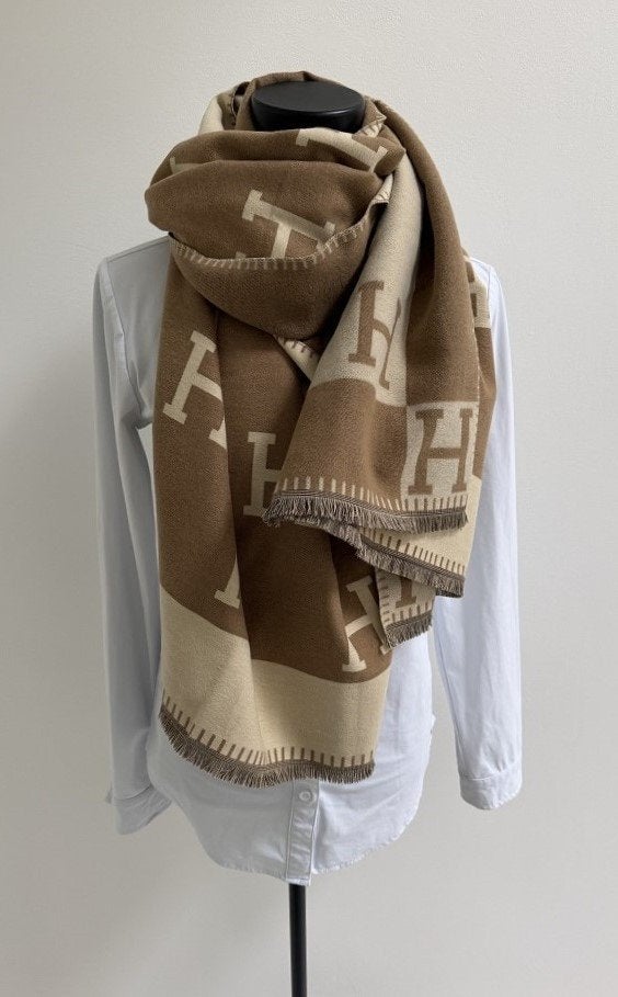 NIEUW! Mayla Paris cashmere mix sjaal camel / beige 180 x 70, Kleding | Dames, Verzenden, Maat 46/48 (XL) of groter, Nieuw, Sjaal