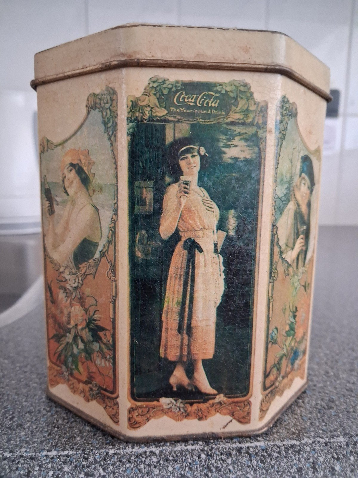 COCA COLA BLIK 8-KANTIG MET NOSTALGISCHE AFBEELDINGEN, Ophalen of Verzenden, Gebruikt, Overige, Overige merken