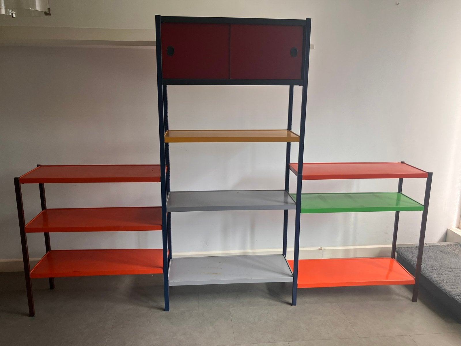 Vintage Deense kast met kleurrijke planken, Met plank(en), Gebruikt, Ophalen of Verzenden, Minder dan 150 cm