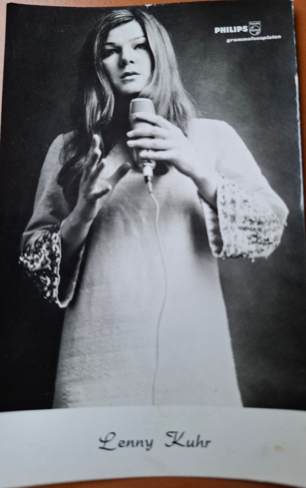 Lenny Kuhr - Gesigneerde foto/ansichtkaart, Verzamelen, Muziek, Artiesten en Beroemdheden, Ophalen of Verzenden, Zo goed als nieuw