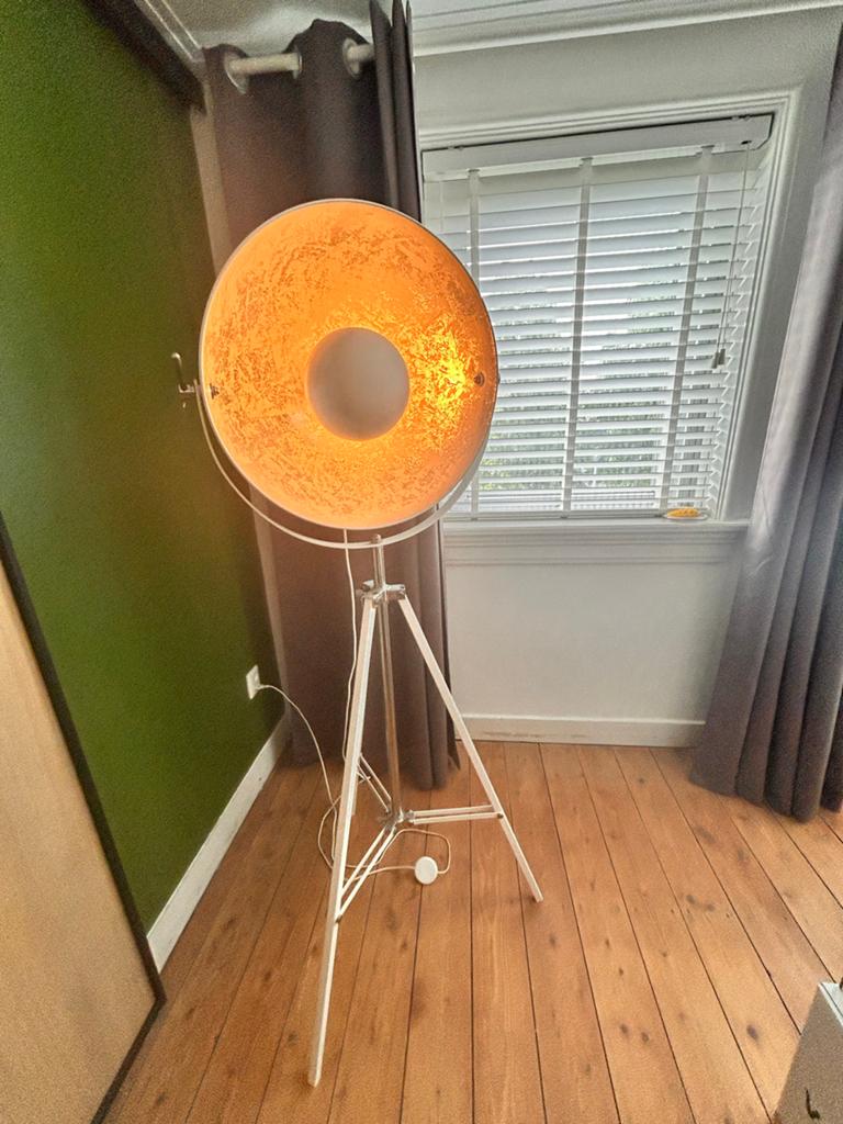 Moderne staande lamp met driepoot onderstel, Ophalen, Zo goed als nieuw, Metaal, 150 tot 200 cm