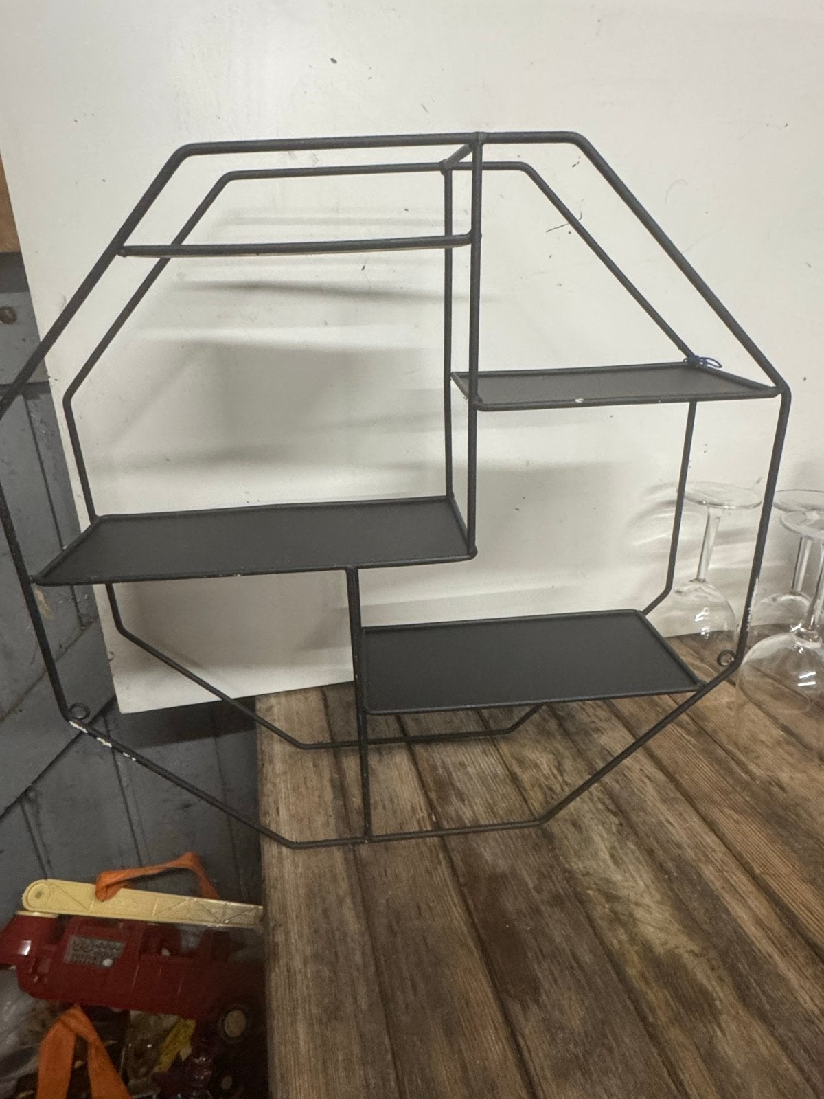 Zwart metalen wandrek met planken - Industrieel design, Huis en Inrichting, Ophalen, Metaal, Industrieel, Gebruikt