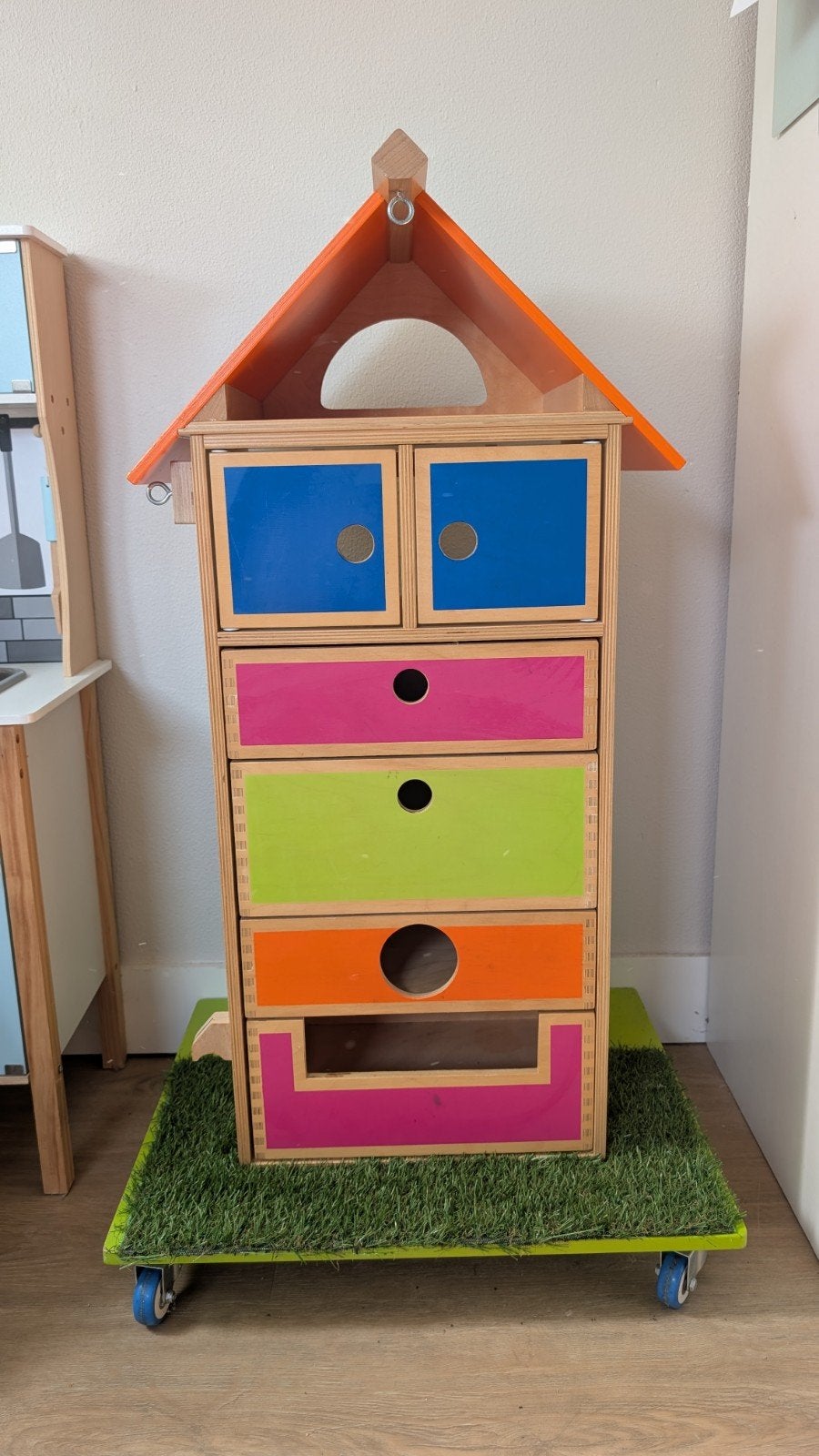 Houten speelgoed opbergkast op wielen Lettervilla Klassewerk, Ophalen, Zo goed als nieuw, Knutselen
