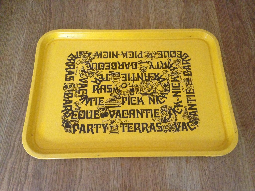 Vintage geel dienblad met opdruk - Picknick, Barbecue, Gebruikt, Met opstaande rand, Ophalen of Verzenden, Dienblad
