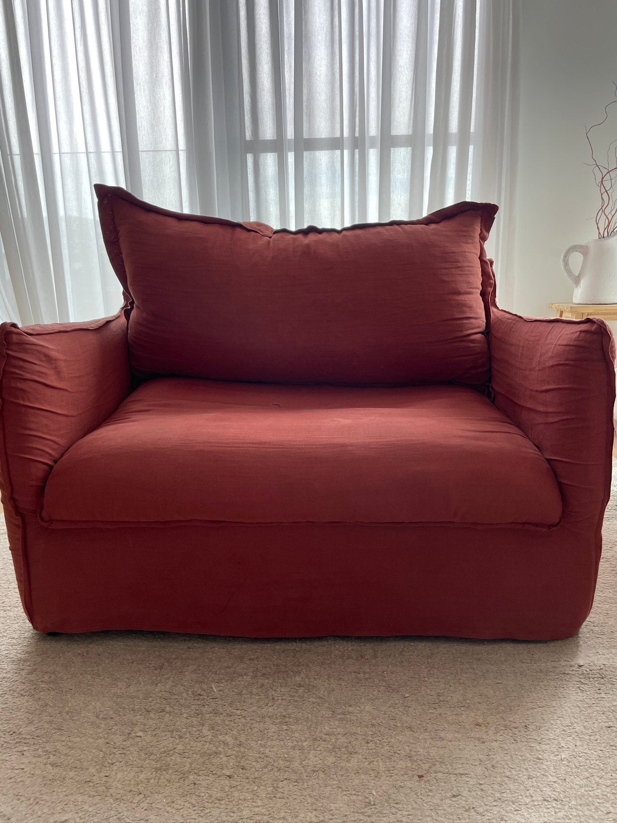 Red love seat sofa, Huis en Inrichting, Banken | Sofa's en Chaises Longues, Ophalen, Tweepersoons, 75 tot 100 cm, Zo goed als nieuw