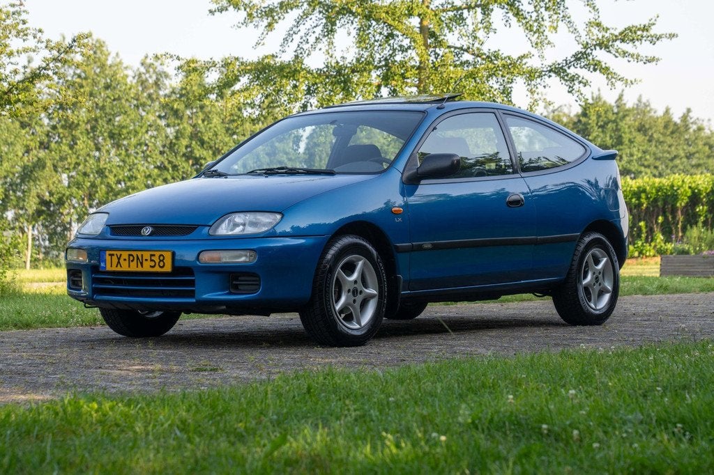 Mazda 323 1.5i P LX 1e Eigenaar Youngtimer +NAP NL-auto, Auto's, Mazda, Stof, 4 cilinders, Handgeschakeld, Blauw