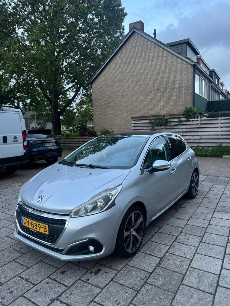 Peugeot 208 1.2 VTI 110PK 5-D 2015 Panoramdak, Voorwielaandrijving, Leder en Stof, Origineel Nederlands, Handgeschakeld