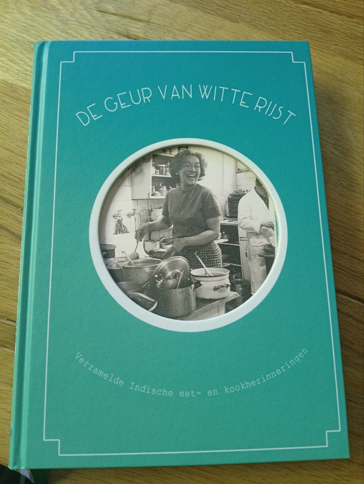 De Geur van Witte Rijst - Indische eet- en kookherinneringen, Boeken, Kookboeken, Azië en Oosters, Ophalen of Verzenden, Van Vera