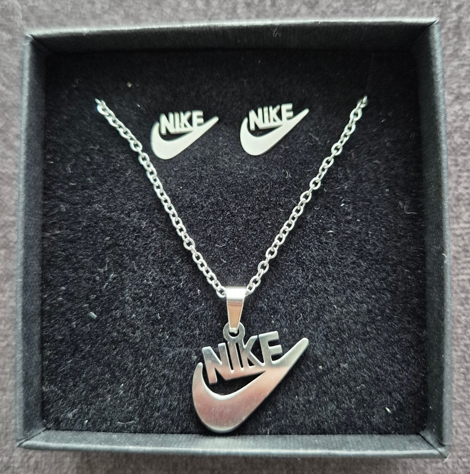Nike oorbellen en ketting, Ophalen of Verzenden, Nieuw, Zilver, Overige materialen