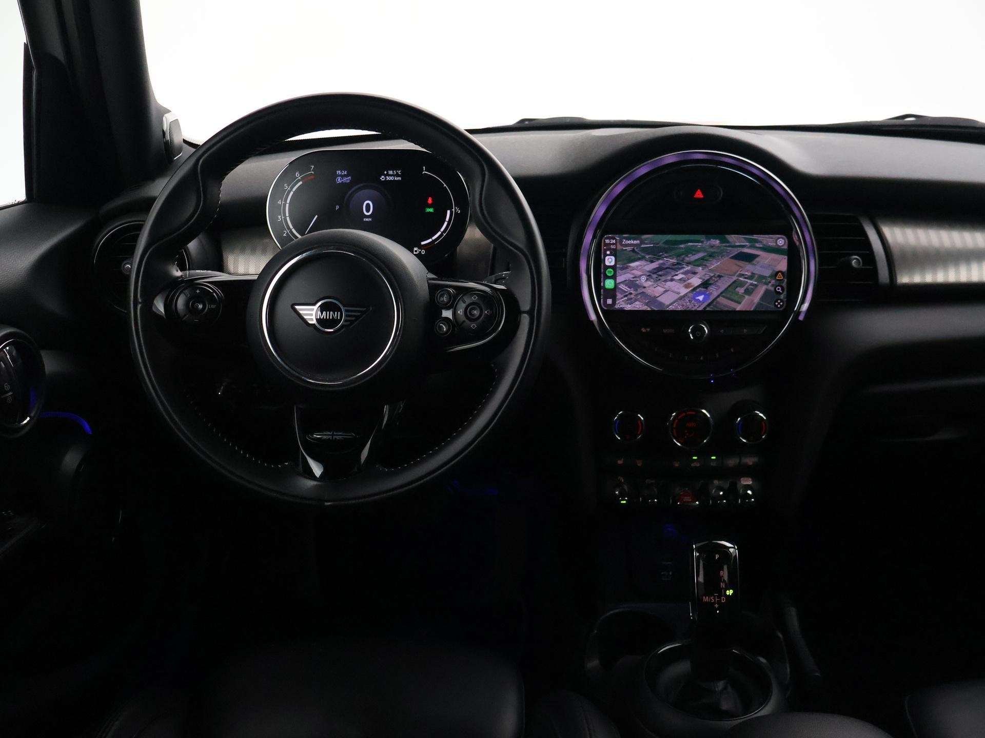 MINI 5-Deurs 1.5 COOPER AUT. + LEDER | UNION JACK LED | HARM, Gebruikt, Wit, Bedrijf, 3 cilinders