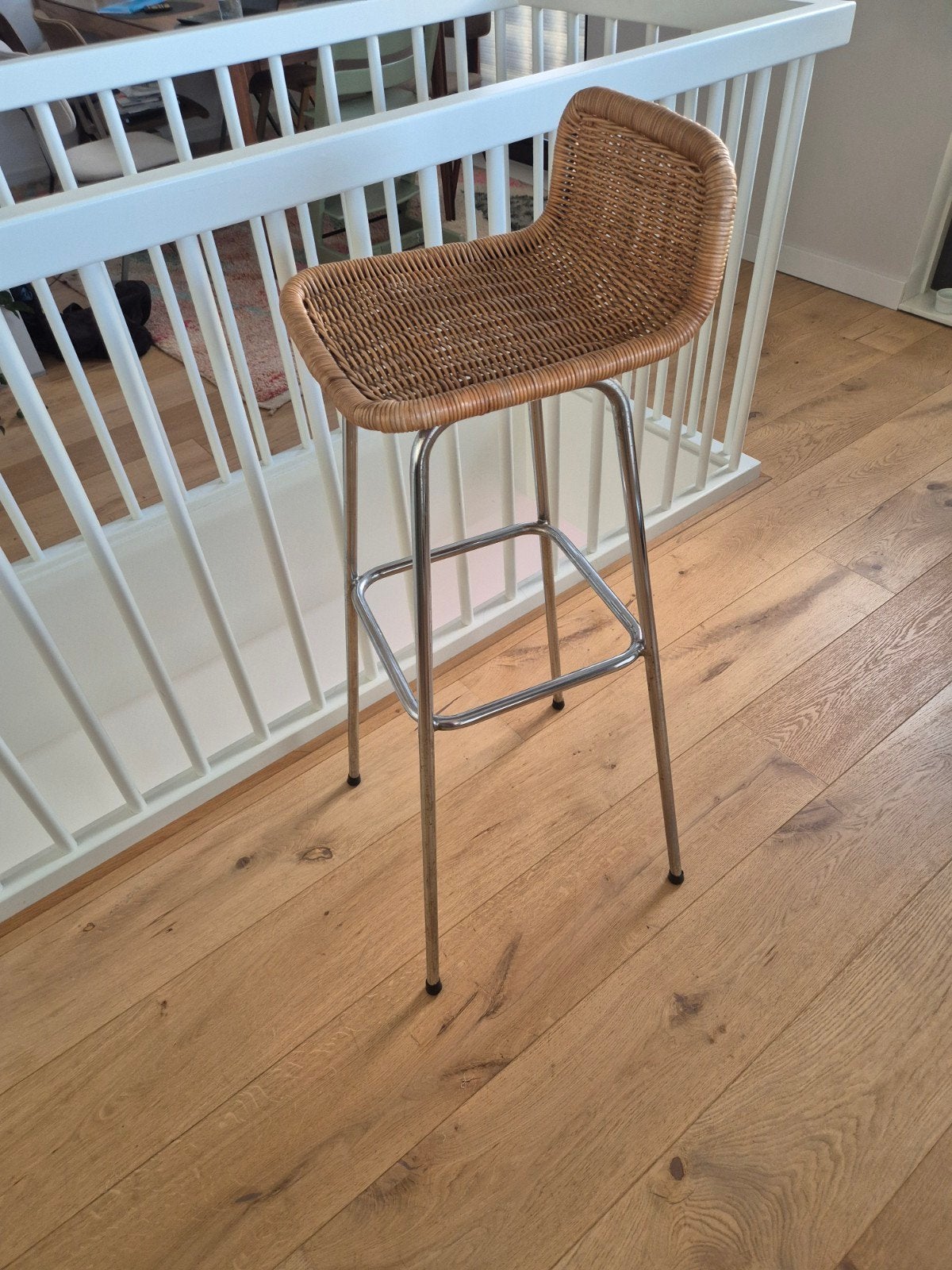 Rotan barkruk buisframe, Huis en Inrichting, 1 kruk, Ophalen, Zo goed als nieuw, 90 cm of meer