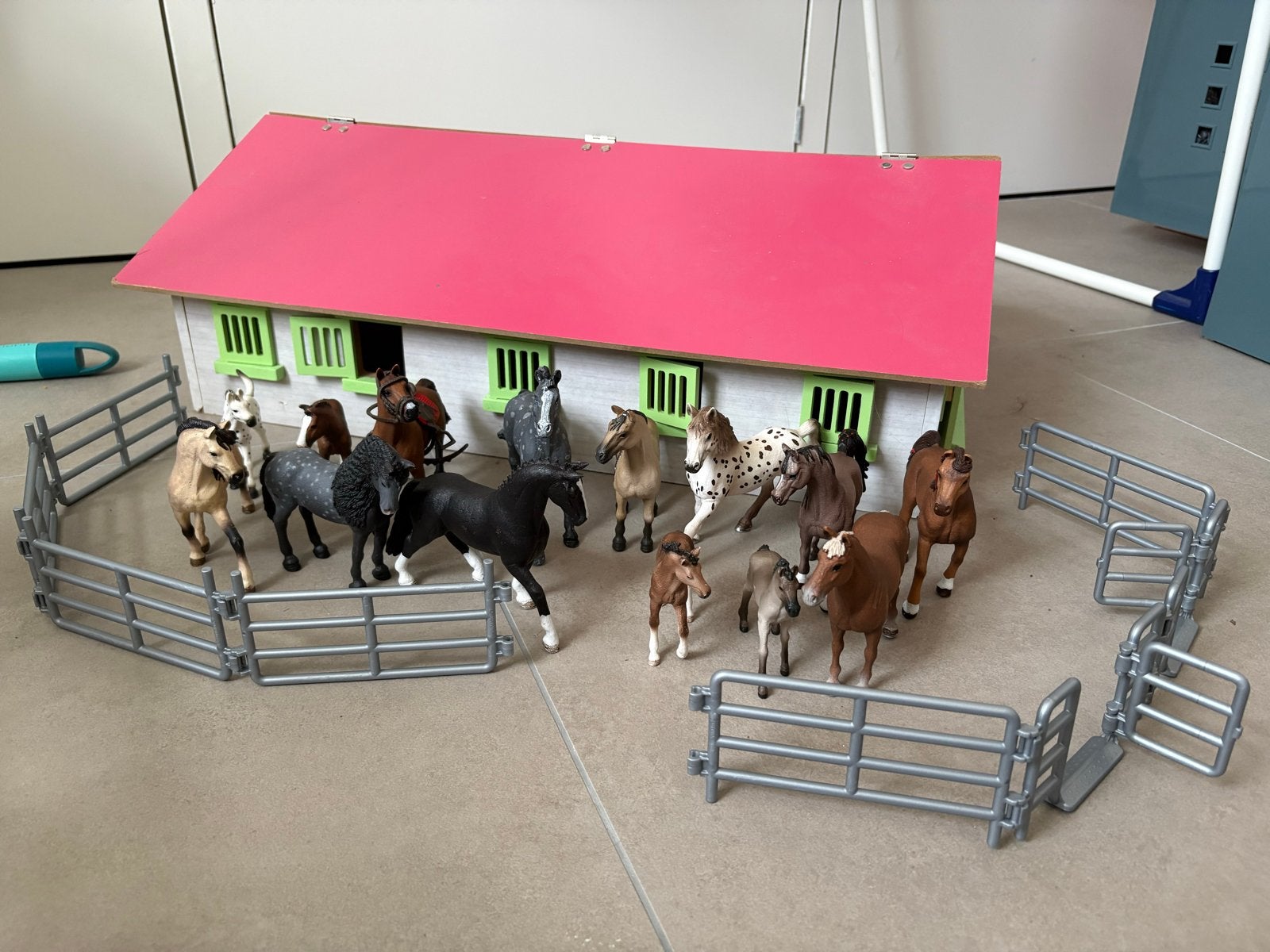 paardenstal met schleich paarden en hekken, Ophalen of Verzenden, Zo goed als nieuw, Jongen of Meisje