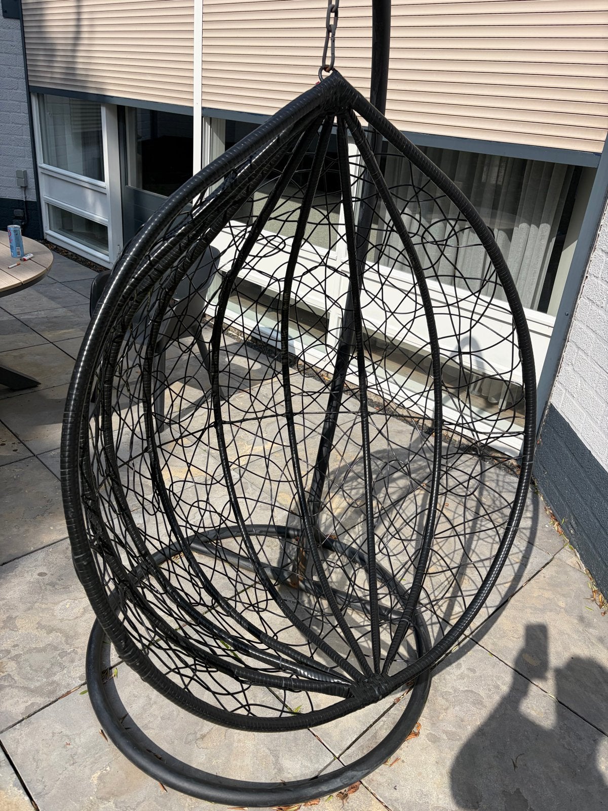 Zwarte hangstoel met standaard - Wicker/Metaal, Ophalen of Verzenden, Gebruikt, Wicker