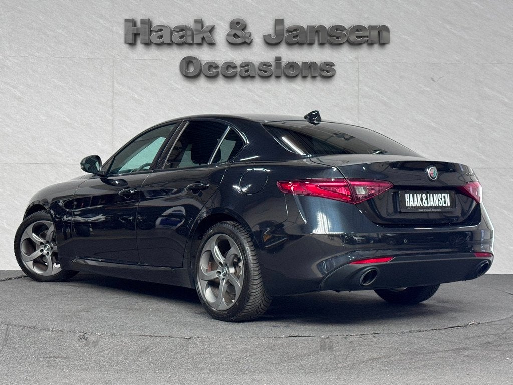 Alfa Romeo Giulia 2.0T Automaat ACC Leer Keyless, Automaat, Achterwielaandrijving, Gebruikt, Zwart