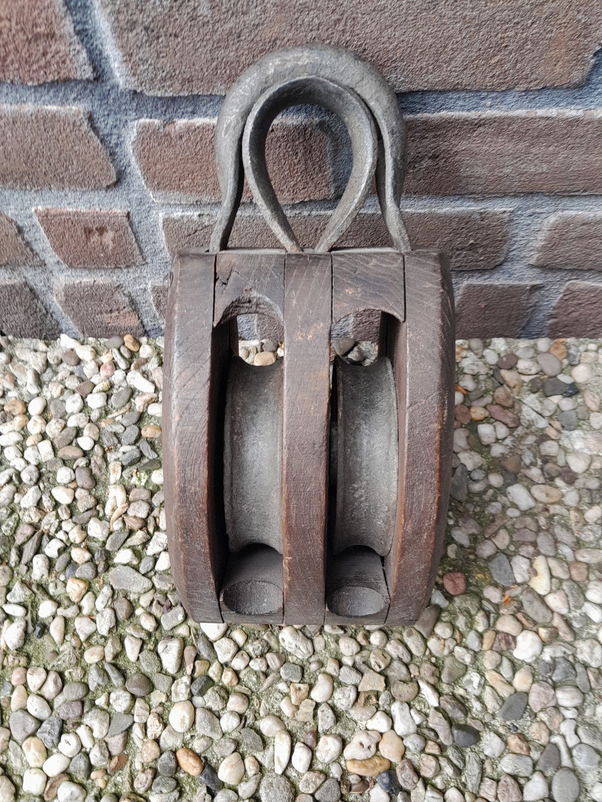 Oude houten katrol met metalen behuizing., Antiek en Kunst, Antiek | Gereedschap en Instrumenten, Ophalen of Verzenden
