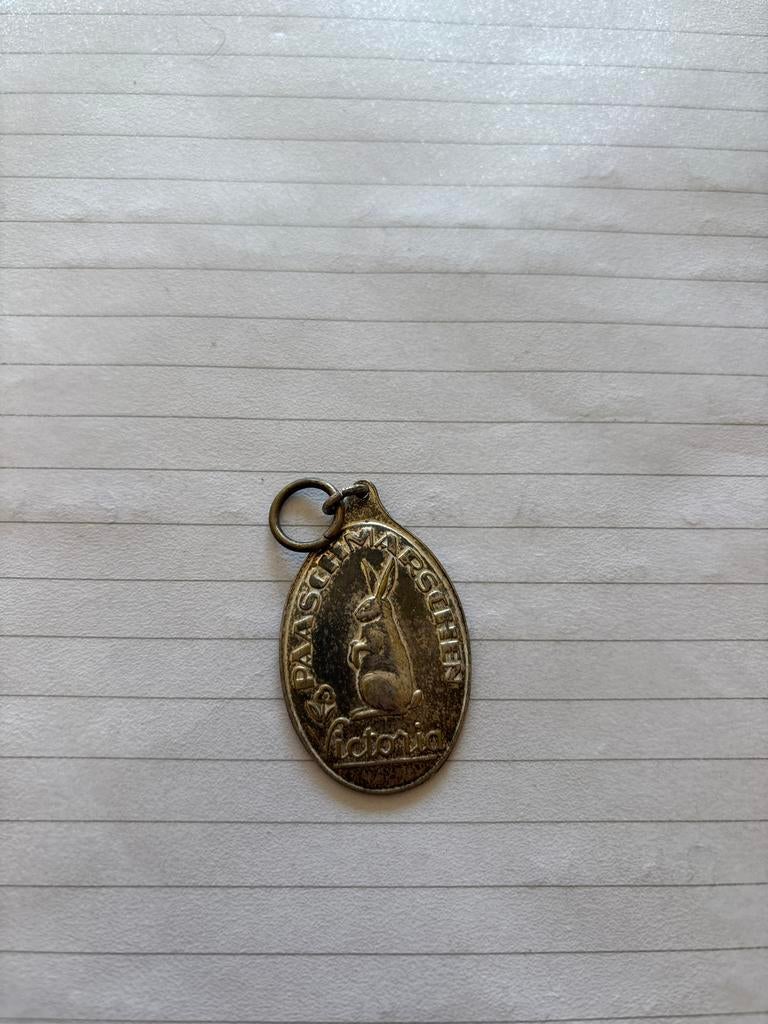 Oude bedel met paashaas en tekst, Sieraden, Tassen en Uiterlijk, Bedels, Gebruikt, Overige merken, Overige materialen, 1 bedel