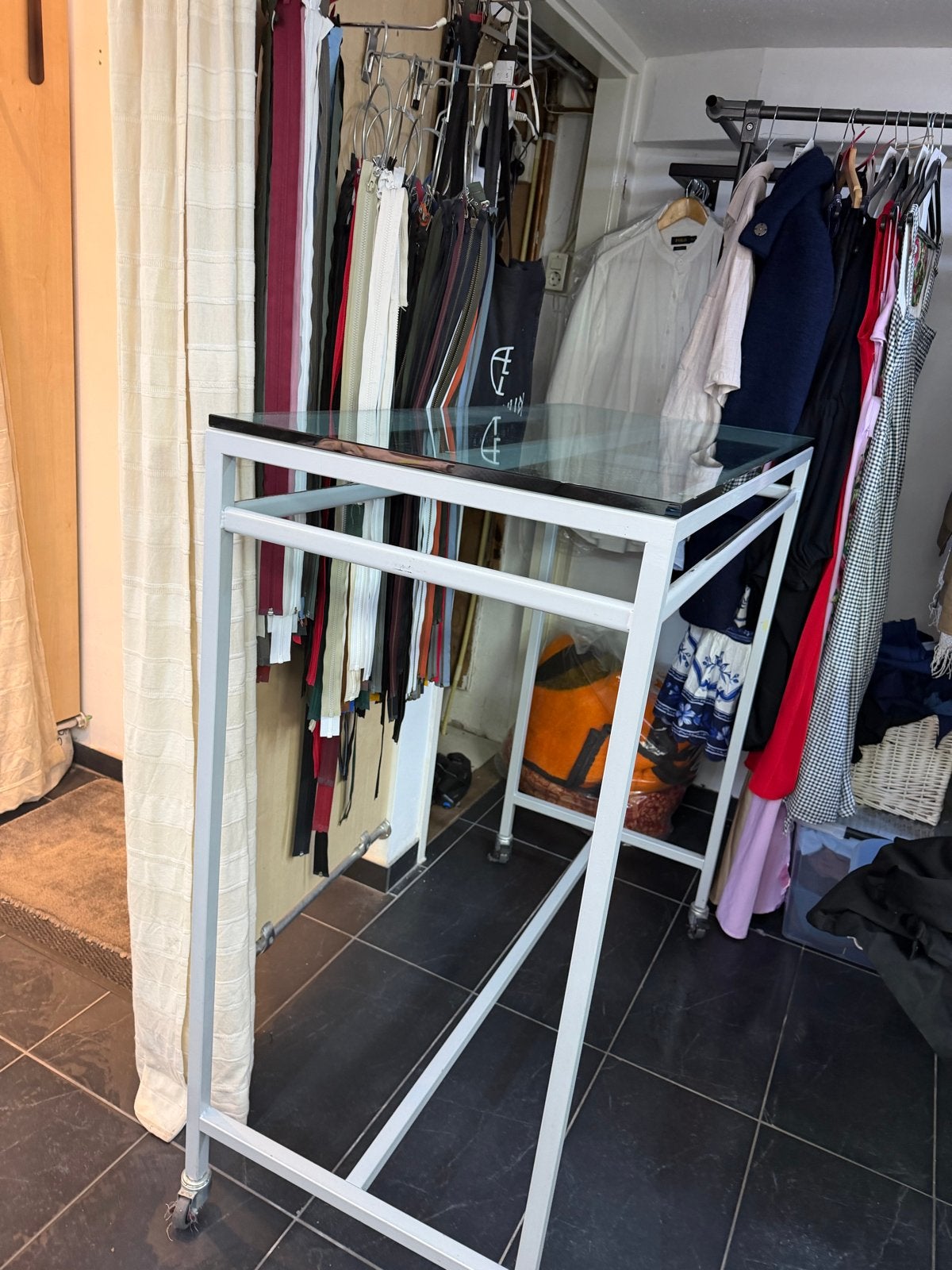 Glazen displaytafel op wielen, Ophalen
