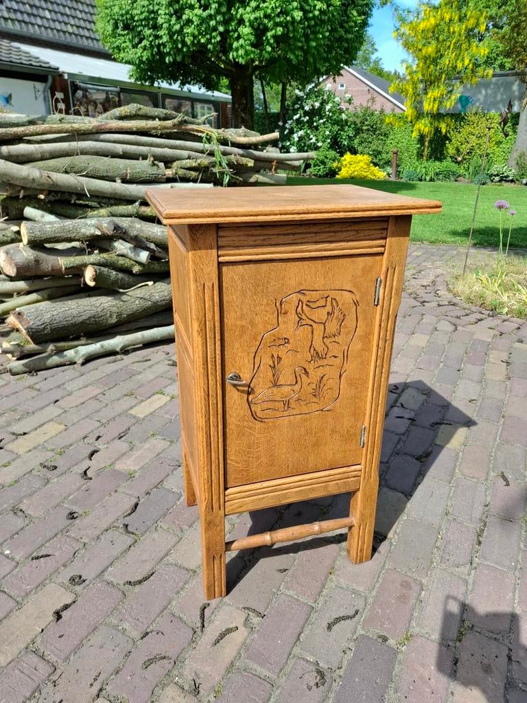 Decoratief eiken kastje met houtsnijwerk, Antiek en Kunst, Antiek | Meubels | Kasten, Ophalen