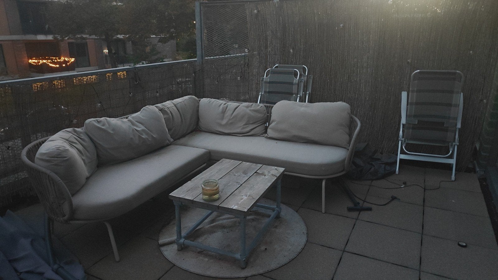 Comfortabele loungeset met houten salontafel, Tuin en Terras, Ophalen, 4 zitplaatsen, Gebruikt, Loungeset