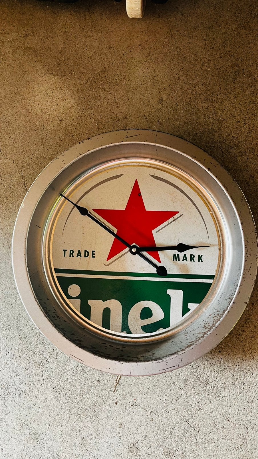 Heineken klok, Ophalen, Wandklok