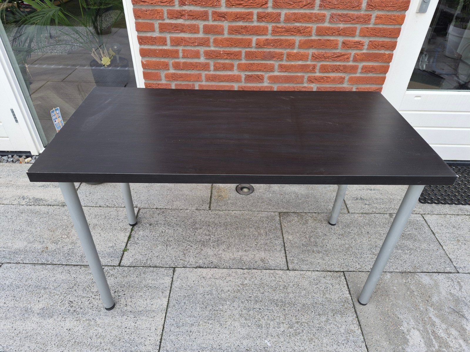 Zwart bureaublad met metalen poten, Ophalen, Gebruikt, IKEA