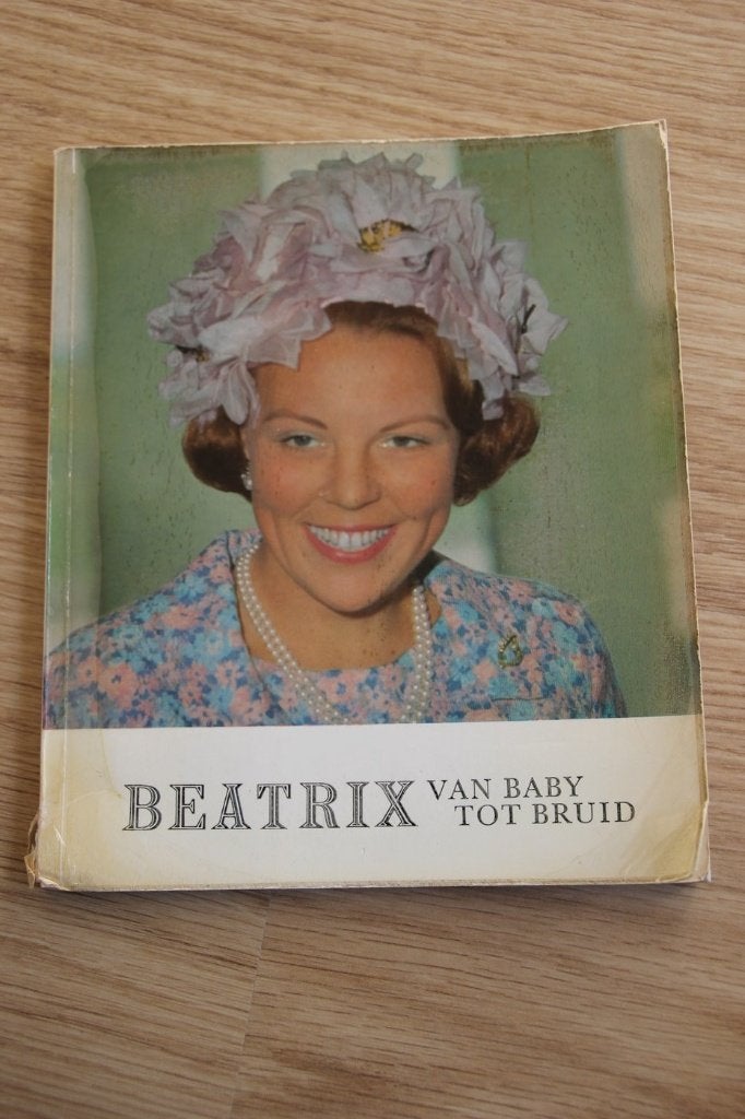 Boek beatrix van baby tot bruid, Verzamelen, Ophalen, Gebruikt, Nederland, Tijdschrift of Boek