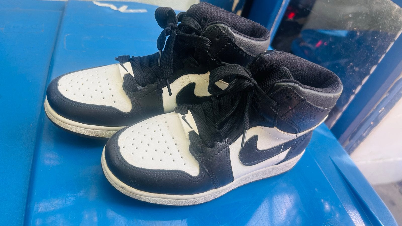 Nike Jordan 1 Mid kinderschoenen zwart/wit, Ophalen of Verzenden, Gebruikt, Jongen of Meisje, Schoenen