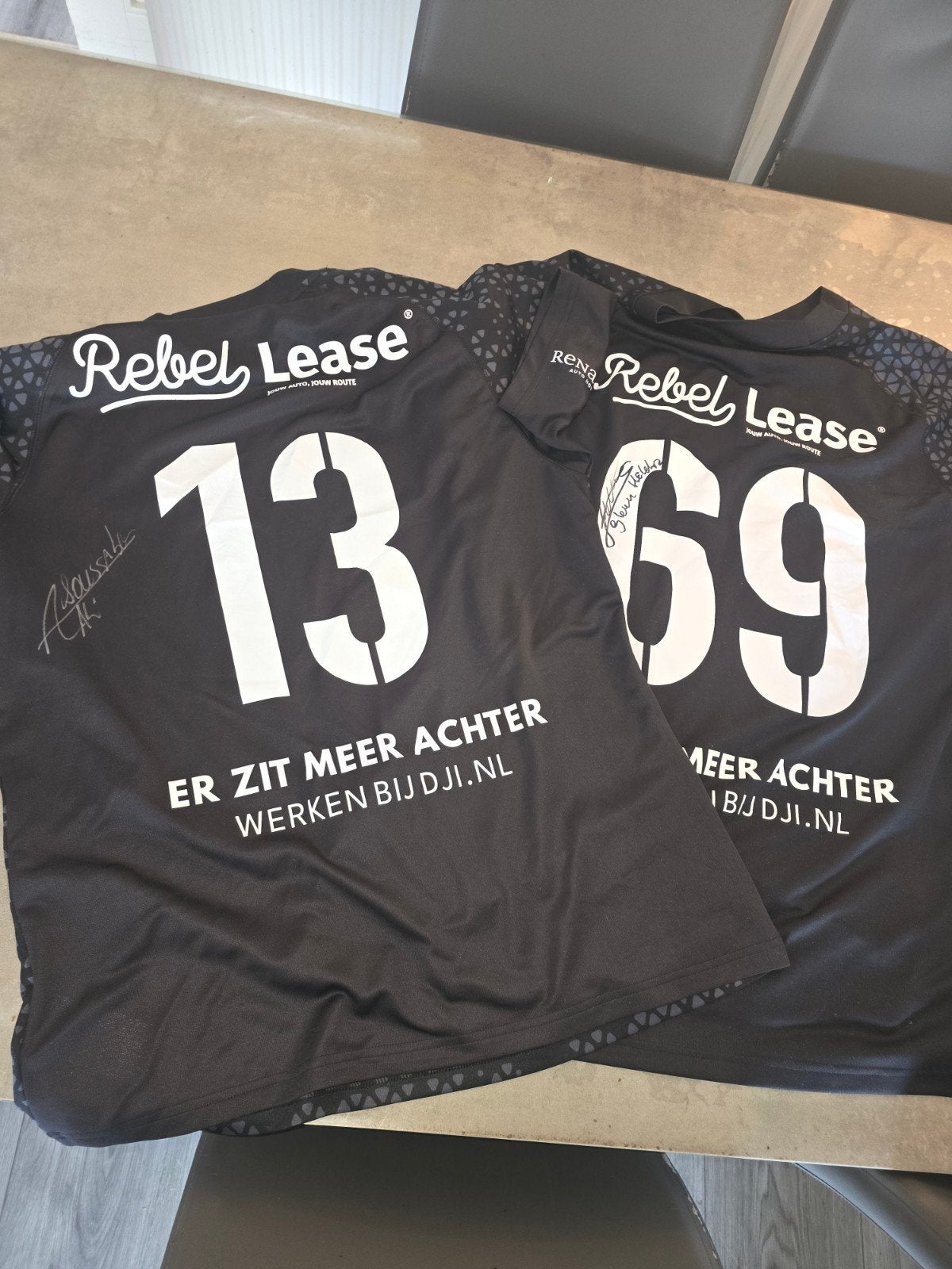 2x gesingeerd shirt.de rebellen bousabon en glen helder, Ophalen of Verzenden, Zo goed als nieuw, Overige sporten, Shirt