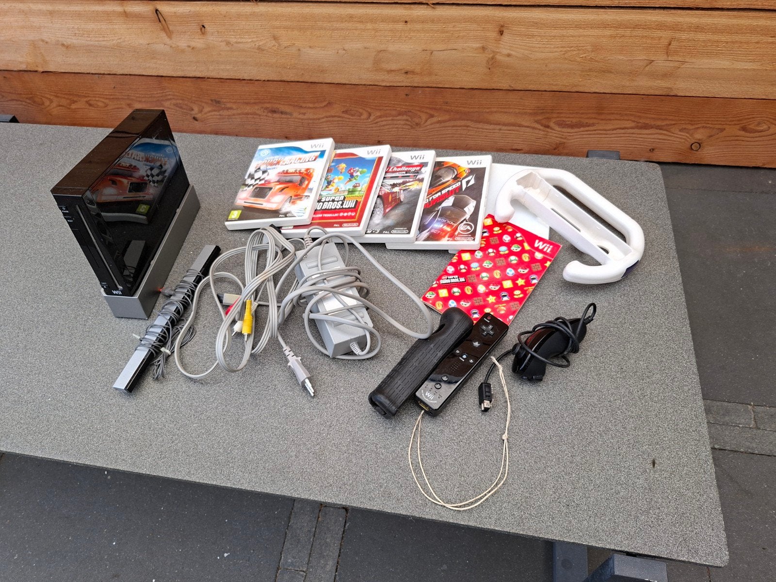Wii console met 1 controller, stuurtje en 4 games, Spelcomputers en Games, Ophalen, Gebruikt, Met 1 controller, Met stuurtje
