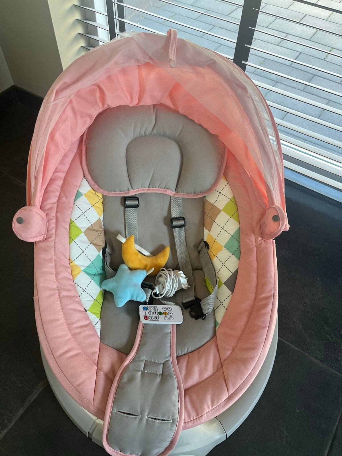 Babyswing Bebies First Relax met kap en speelboog roze, Ophalen, Zo goed als nieuw
