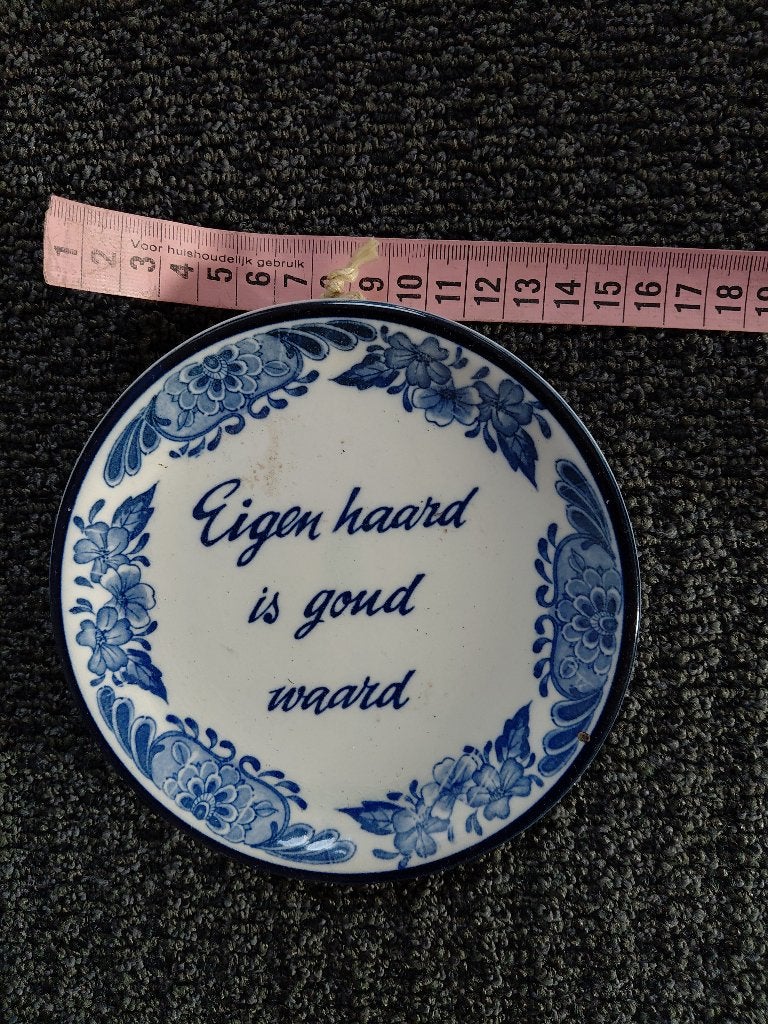 wandtegeltje "eigen haard is goud waard", Ophalen