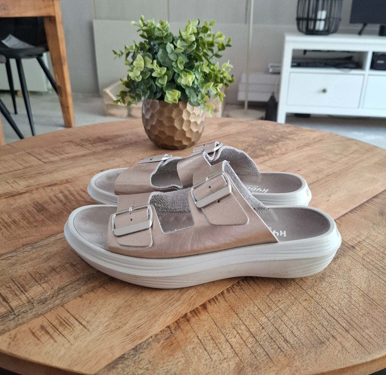 Zeer mooie Kybun Glarus slippers goudkleurig. Maat 39, Kleding | Dames, Schoenen, Overige kleuren, Zo goed als nieuw, Kybun, Ophalen
