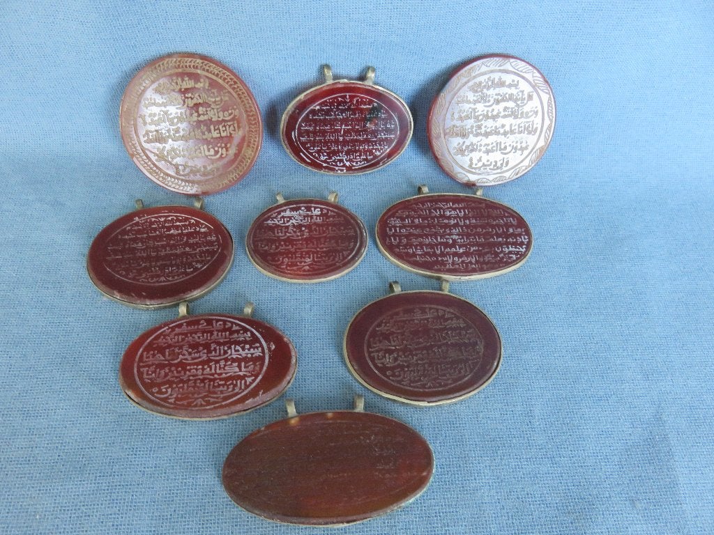 Oude Arabische / islam schrift in agaat steen hangers, Ophalen of Verzenden, Gebruikt, Rood, Steen of Mineraal