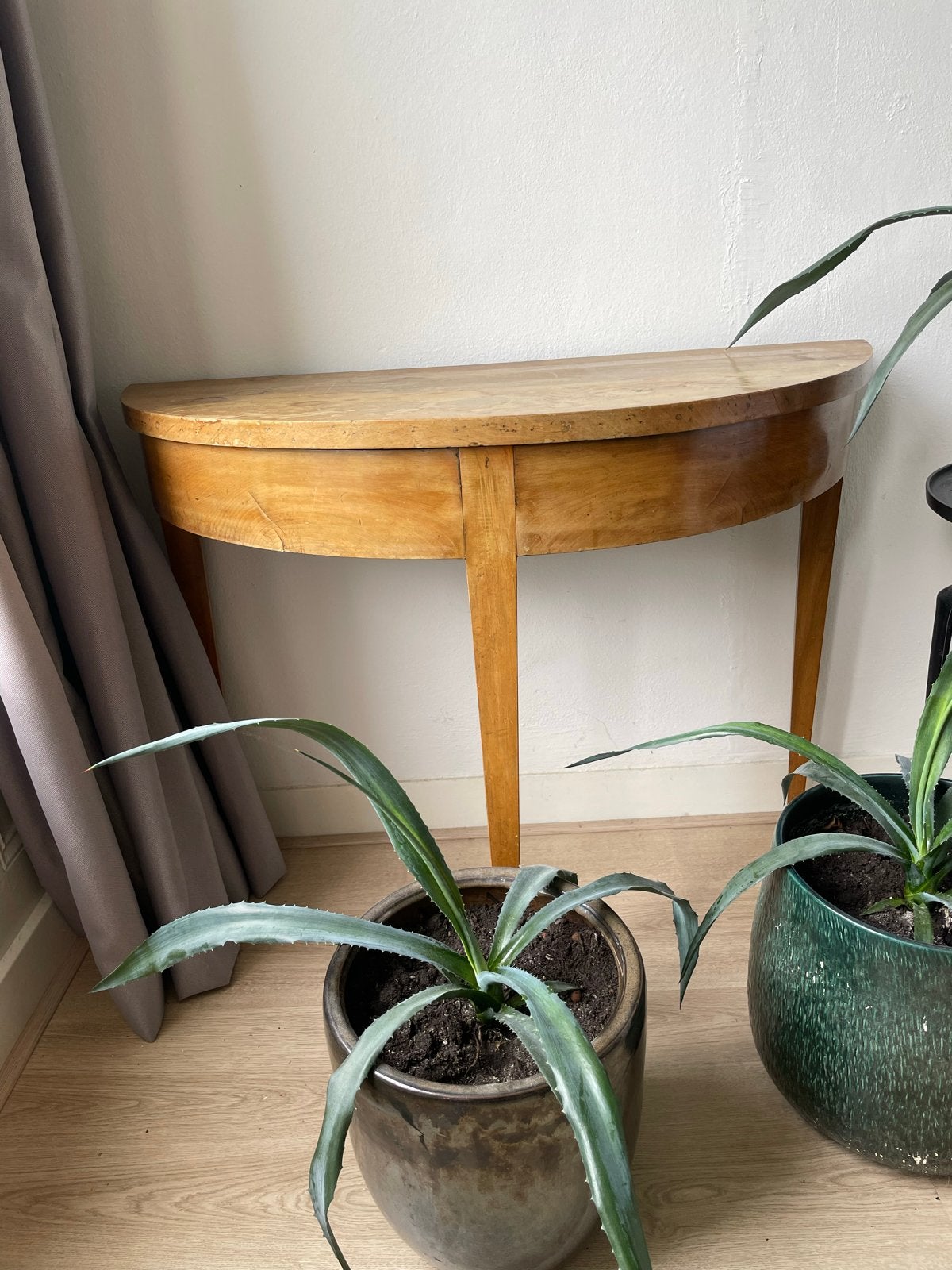 Half ronde sidetable van houtfineer, Huis en Inrichting, Tafels | Sidetables, Ophalen, Gebruikt, 50 tot 100 cm, Overige vormen