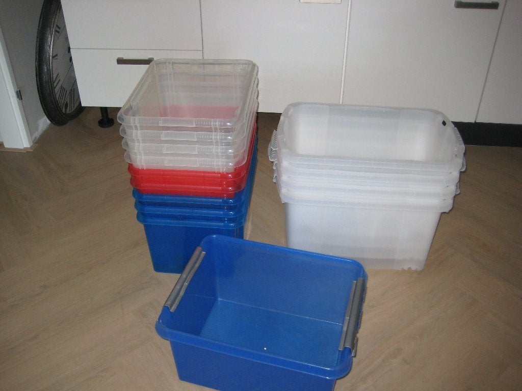13 plastic bakken met deksels, van 29l tot40 l, Ophalen, Gebruikt, Minder dan 40 cm, Minder dan 35 cm