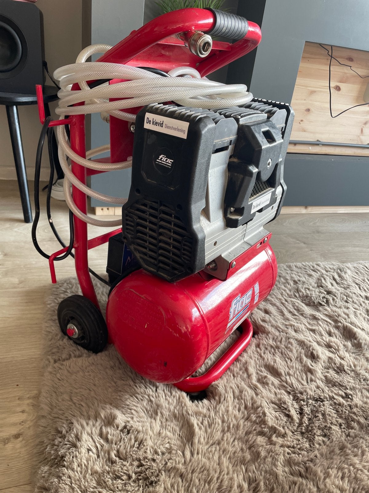 Fini Aircompressor - Mobiele Compressor met Slang, Ophalen, Gebruikt, 6 tot 10 bar, Minder dan 200 liter/min