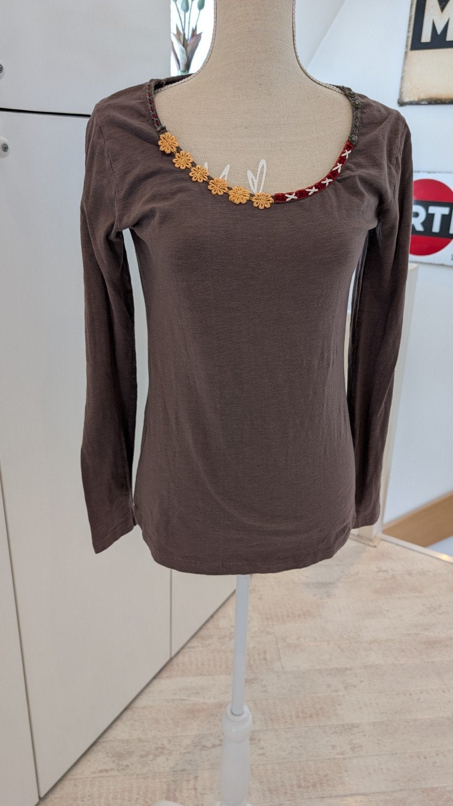 Isla Ibiza shirt maat M bruin met leuke details, Maat 38/40 (M), Bruin, Ophalen of Verzenden, Lange mouw