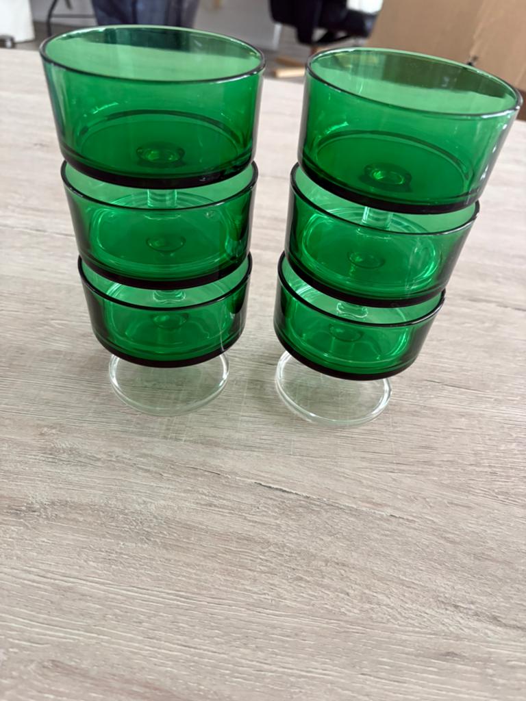 Vintage groene glaasjes met wit pootje, Antiek en Kunst, Antiek | Glas en Kristal, Ophalen