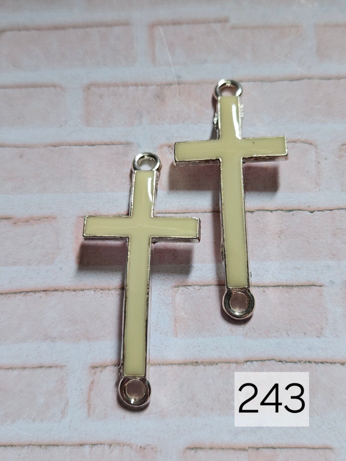 2 Bedels Kruis Hangers  Crème Emaille (243), Overige merken, Overige materialen, Nieuw, Ophalen of Verzenden