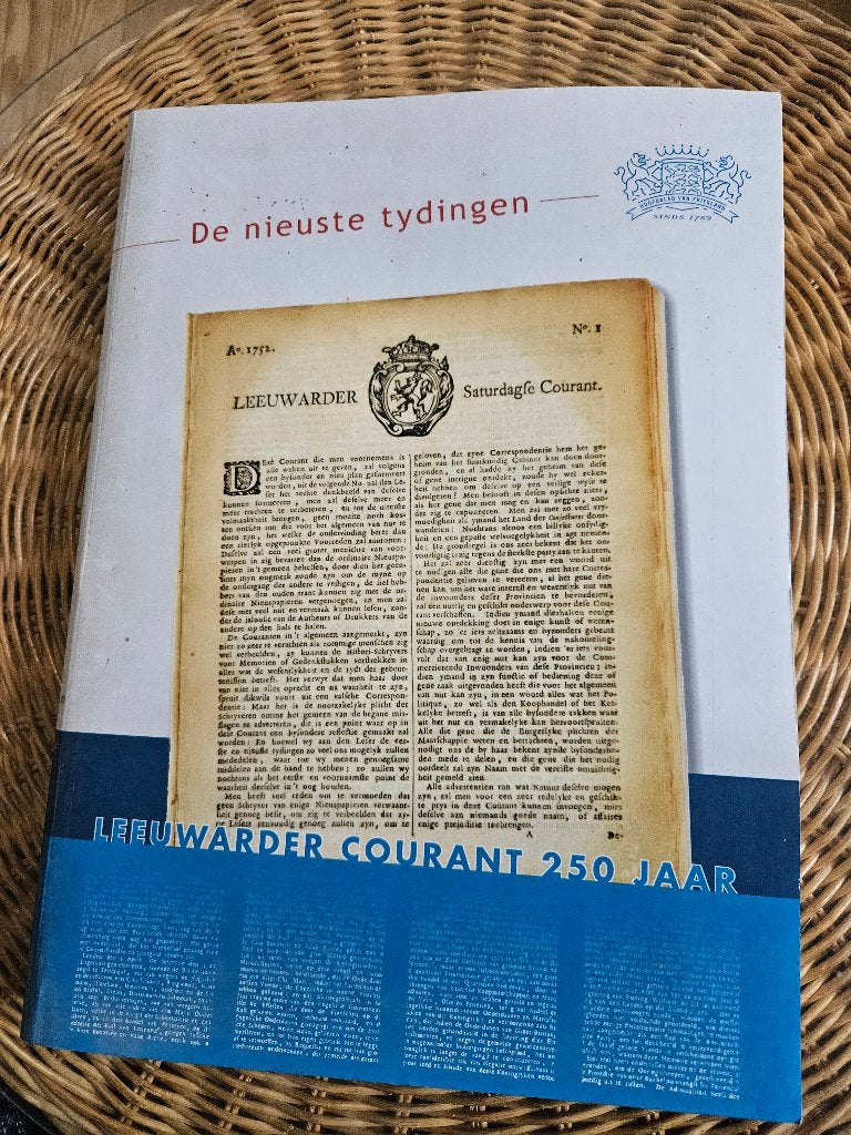 De krant, 250 jaar boodschappers in FRL, Leeuwarder Courant, Boeken, Ophalen of Verzenden, Gelezen