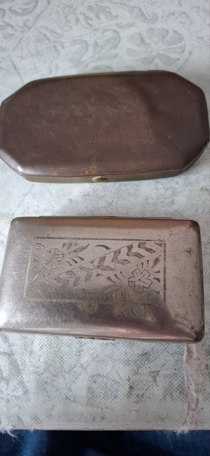 Twee tabaksdoosjes waarvan één van koper, Ophalen of Verzenden