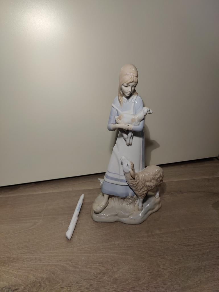 porseleinen beeld - Meisje met lam en schaap, Antiek en Kunst, Ophalen