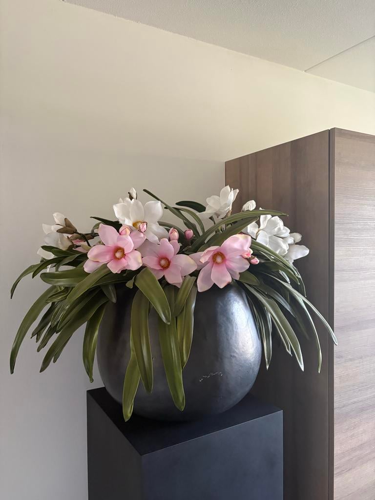 Grote vaas met kunstbloemen - Roze en witte bloesem, Huis en Inrichting, Woonaccessoires | Vazen, Ophalen, Zo goed als nieuw, Overige kleuren