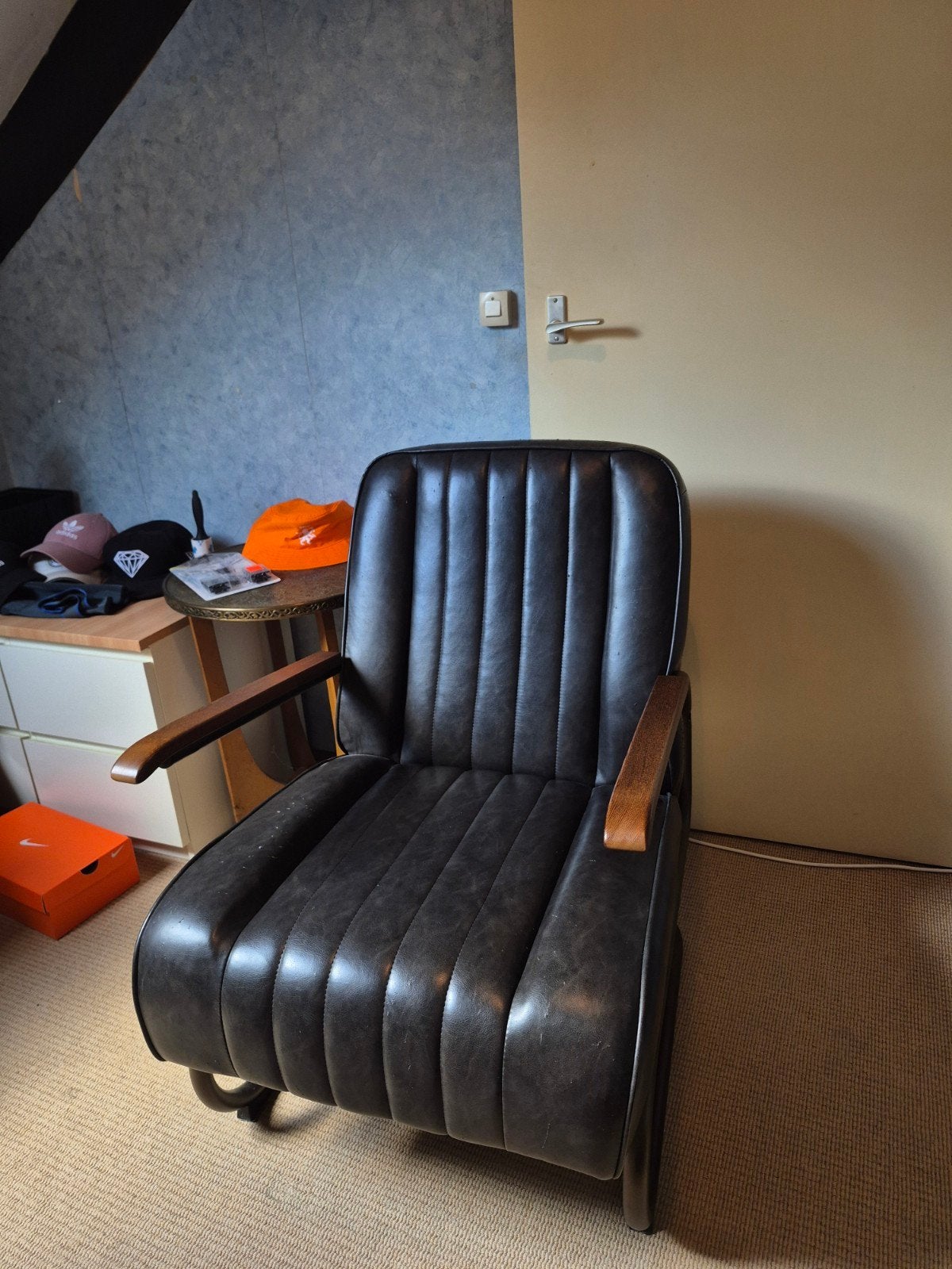 Comfortabele fauteuil - Zwart leer met houten armleuningen, Ophalen, Zwart, Leer, Zo goed als nieuw